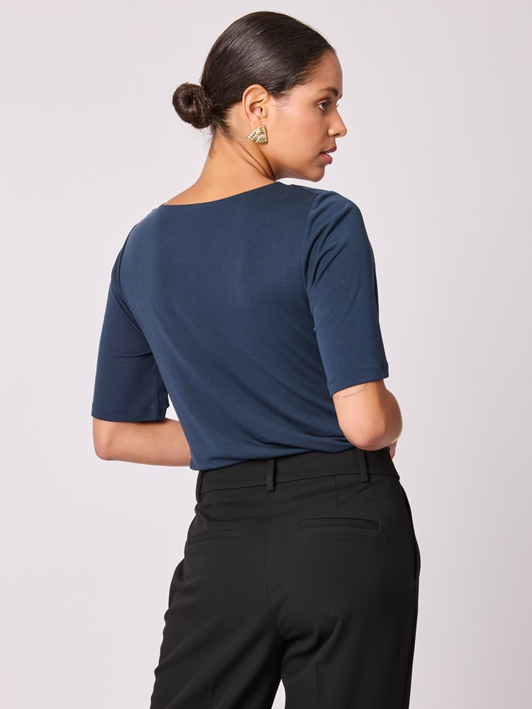 Blake kortermet topp 7512915_EM1-BLU-A25-Modell-Front_chn=vic_5499.jpg_Front||Front