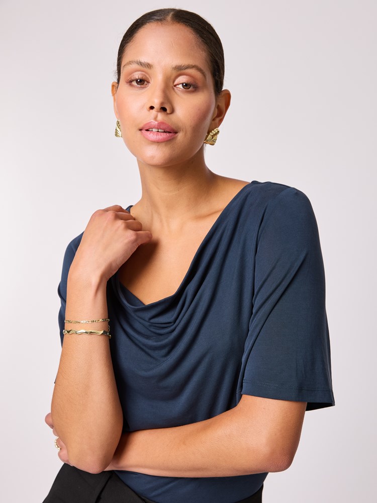 Blake kortermet topp 7512915_EM1-BLU-A25-Modell-Front_chn=vic_8188.jpg_Front||Front