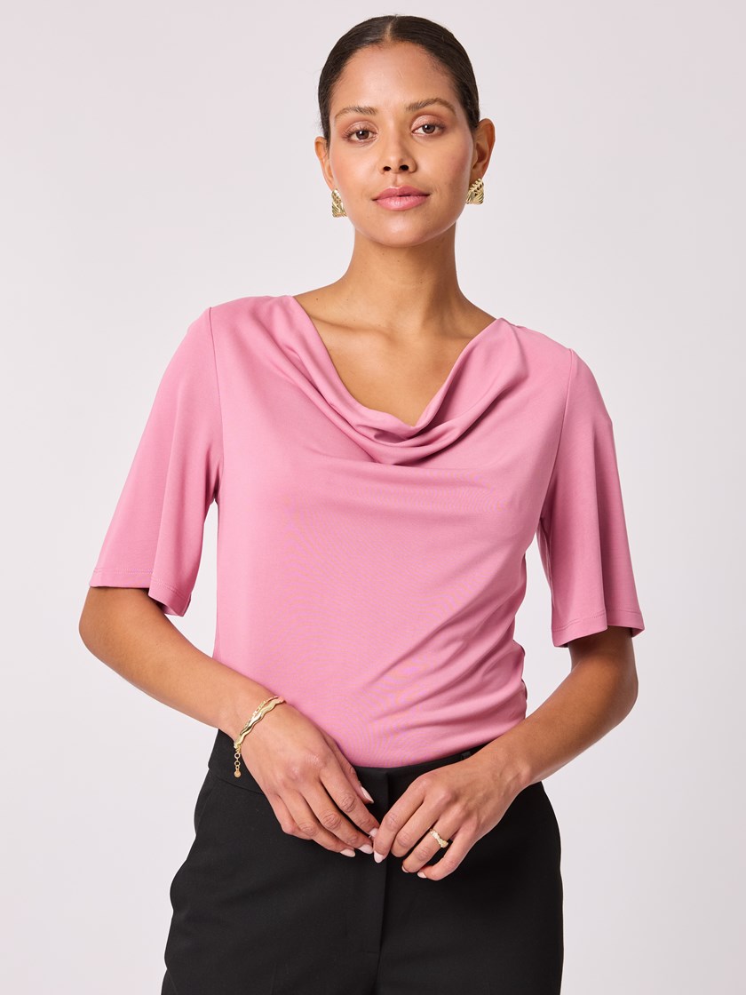 7512915 MNW 7512915_MNW-BLU-A25-Modell-Front_chn=vic_8498_Blake kortermet topp MNW.jpg_Front||Front