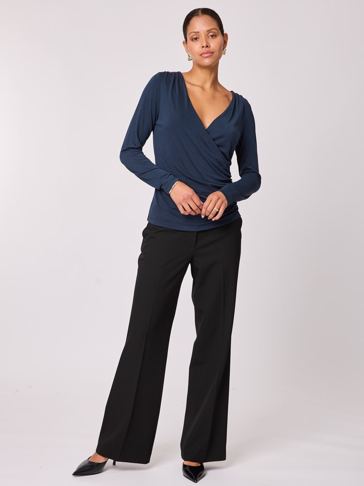 Billie langermet topp 7512916_EM1-BLU-A25-Modell-Front_chn=vic_1036_Billie langermet topp EM1.jpg_Front||Front