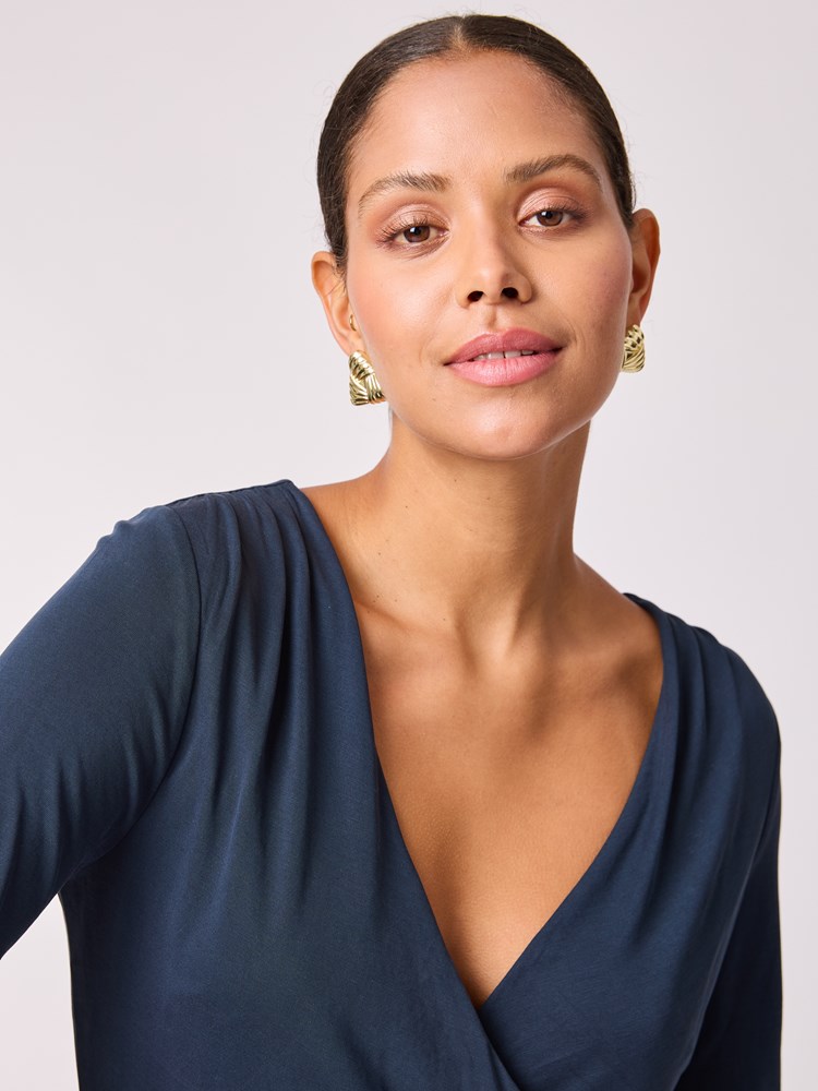 Billie langermet topp 7512916_EM1-BLU-A25-Modell-Front_chn=vic_6987_Billie langermet topp EM1.jpg_Front||Front