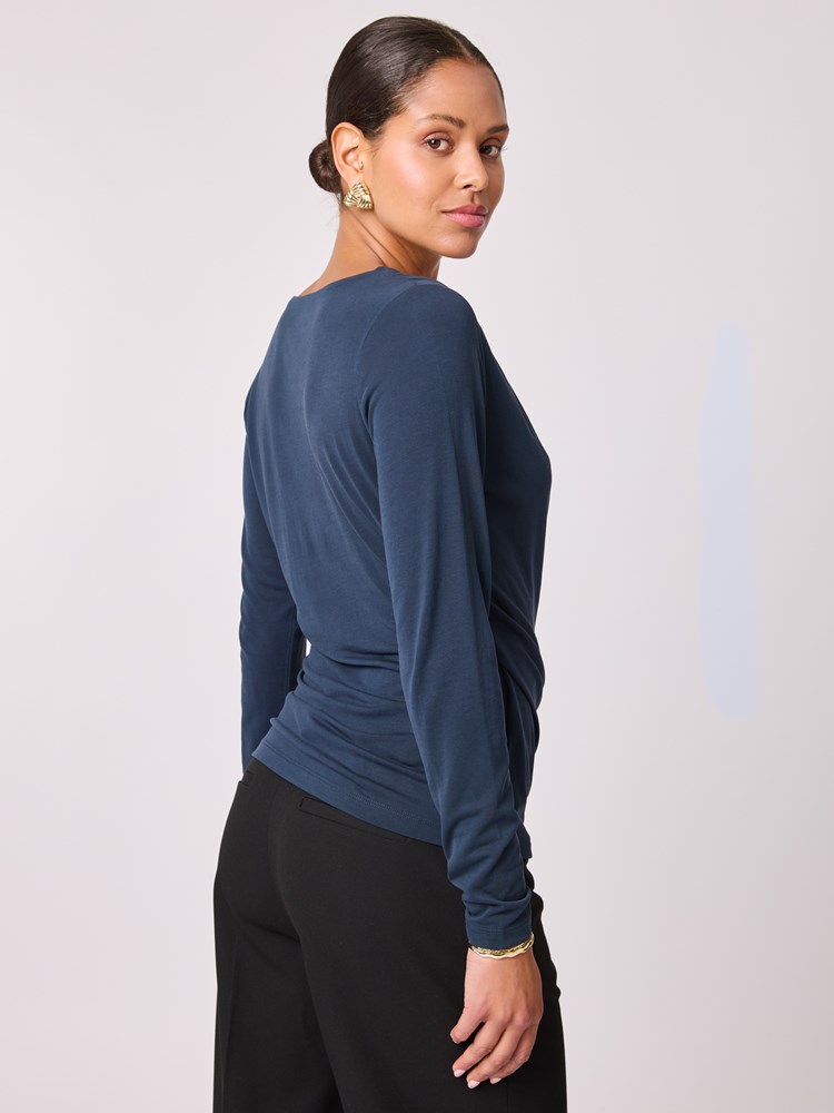 Billie langermet topp 7512916_EM1-BLU-A25-Modell-Front_chn=vic_8237_Billie langermet topp EM1.jpg_Front||Front