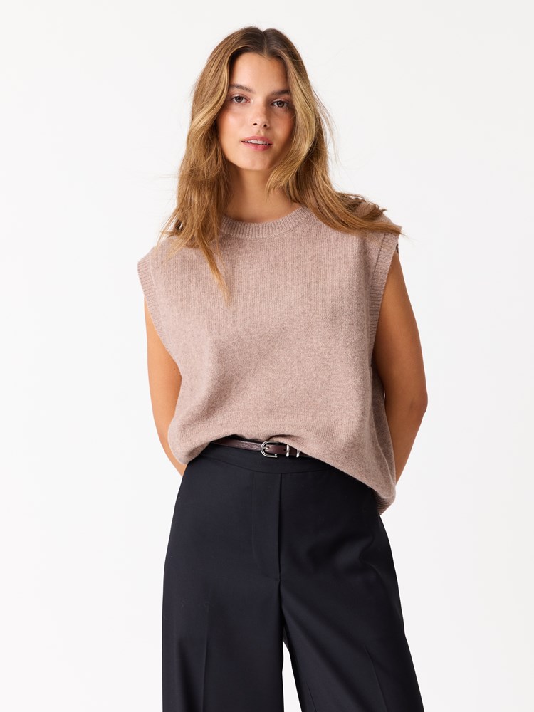 Ariane vest 7513001_AEI-JEANPAUL-W25-Modell-Front_372_Ariane vest AEI_Ariane vest AEI 7513001.jpg_