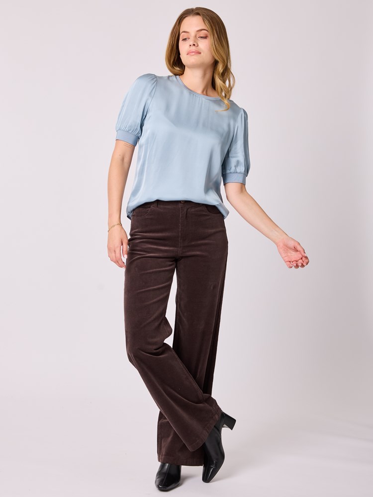 Wilma cord bukse 7513026_AIE-MELL-A25-Modell-Front_chn=vic_6447_Wilma cord bukse AIE_Wilma cord bukse AIE 7513026.jpg_Front||Front