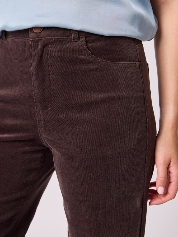 Wilma cord bukse 7513026_AIE-MELL-A25-Modell-Front_chn=vic_9149_Wilma cord bukse AIE_Wilma cord bukse AIE 7513026.jpg_Front||Front