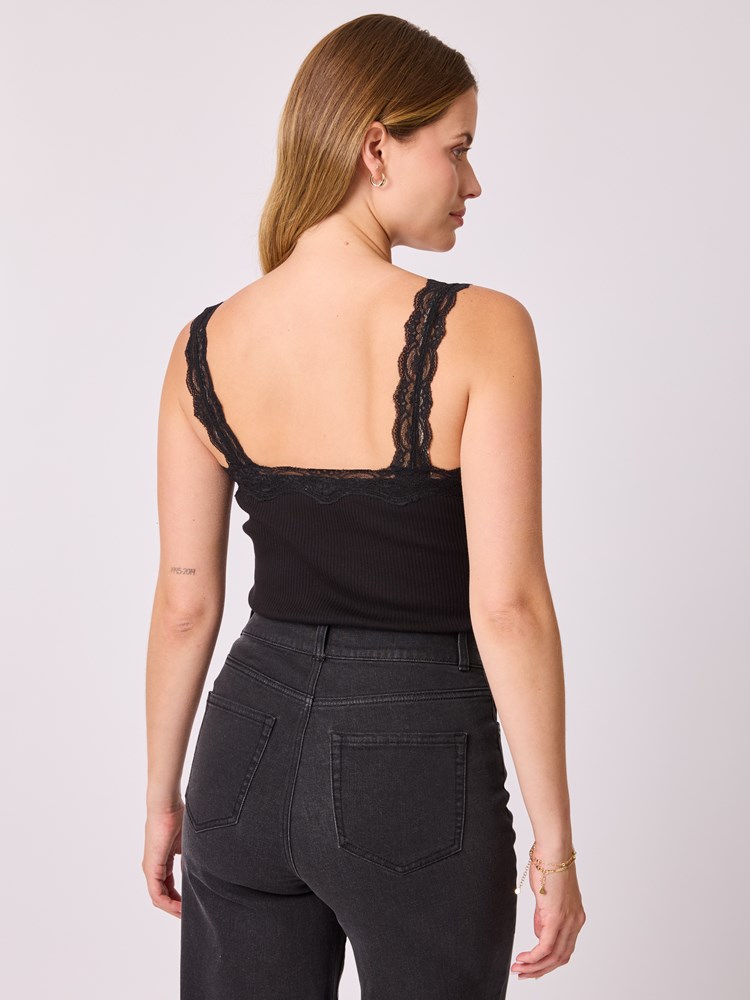 Poppy singlet 7513263_ID2-MELL-A25-Modell-Front_chn=vic_3406_Poppy singlet ID2_Poppy singlet ID2 7513263.jpg_Front||Front