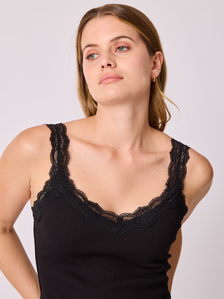 Poppy singlet 7513263_ID2-MELL-A25-Modell-Front_chn=vic_7369_Poppy singlet ID2_Poppy singlet ID2 7513263.jpg_Front||Front