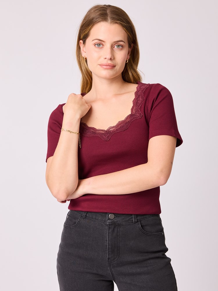 Poppy t-skjorte 7513264_AJX-MELL-A25-Modell-Front_chn=vic_1861_Poppy t-skjorte AJX.jpg_Front||Front