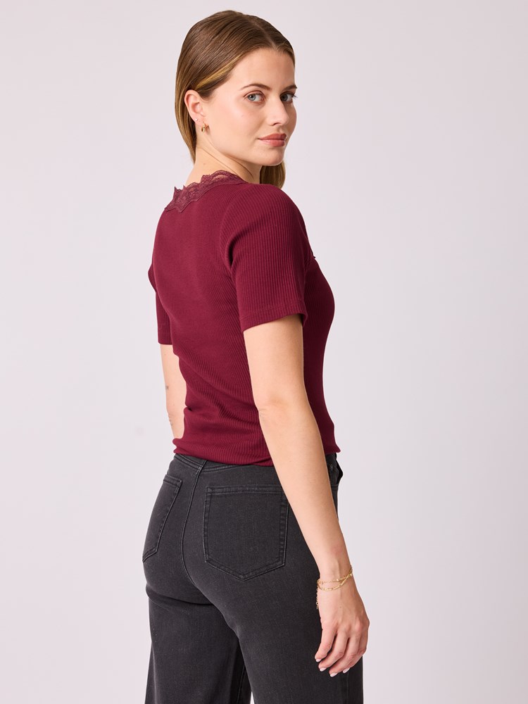 Poppy t-skjorte 7513264_AJX-MELL-A25-Modell-Front_chn=vic_3330_Poppy t-skjorte AJX.jpg_Front||Front