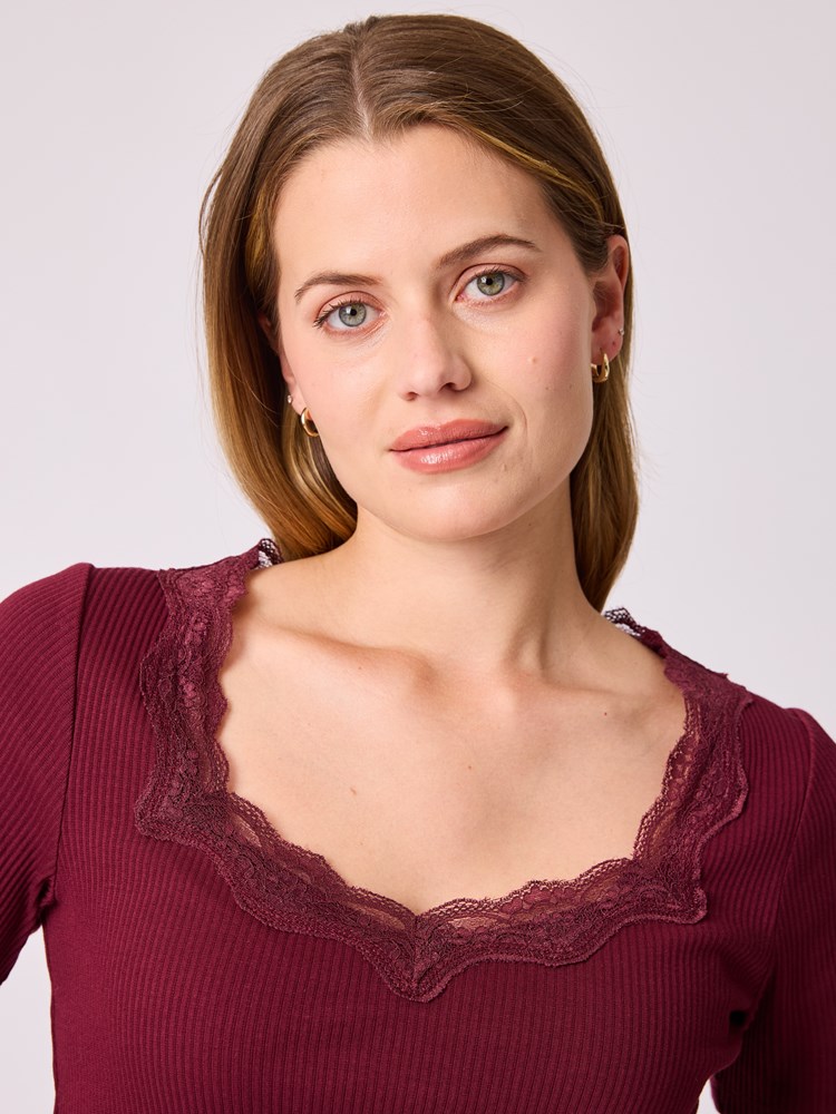 Poppy t-skjorte 7513264_AJX-MELL-A25-Modell-Front_chn=vic_4373_Poppy t-skjorte AJX.jpg_Front||Front