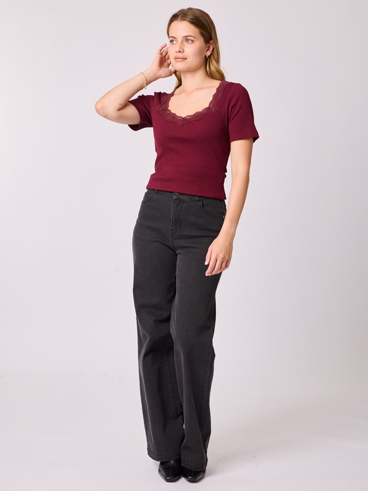 Poppy t-skjorte 7513264_AJX-MELL-A25-Modell-Front_chn=vic_4472_Poppy t-skjorte AJX.jpg_Front||Front