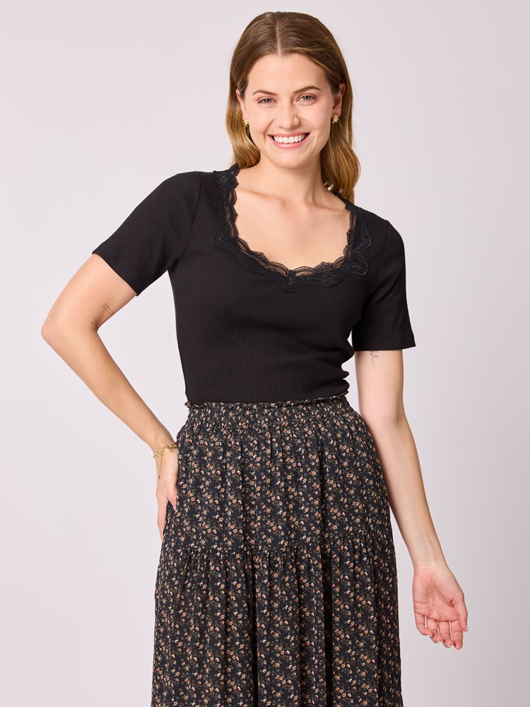 Poppy t-skjorte 7513264_ID2-MELL-A25-Modell-Front_chn=vic_4146_Poppy t-skjorte ID2.jpg_Front||Front