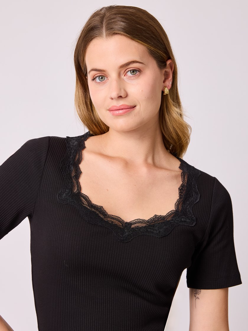 7513264 ID2 7513264_ID2-MELL-A25-Modell-Front_chn=vic_5381_Poppy t-skjorte ID2.jpg_Front||Front