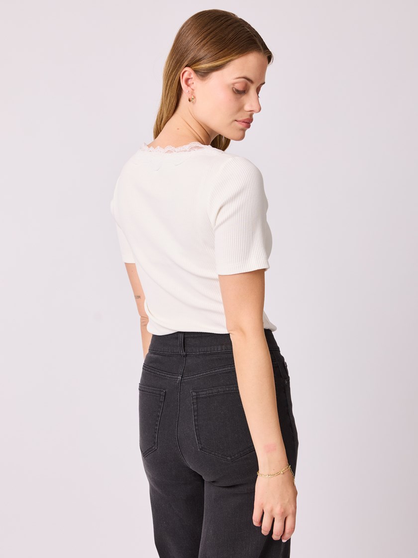 7513264 O79 7513264_O79-MELL-A25-Modell-Front_chn=vic_199_Poppy t-skjorte O79.jpg_Front||Front