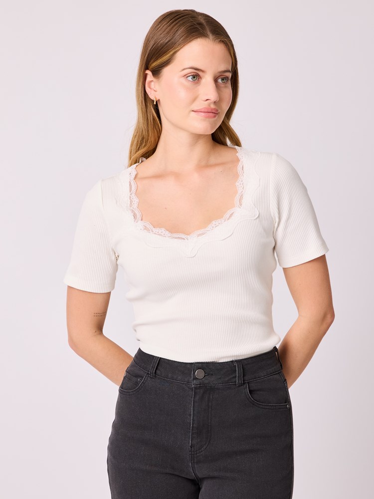 Poppy t-skjorte 7513264_O79-MELL-A25-Modell-Front_chn=vic_8974_Poppy t-skjorte O79.jpg_Front||Front