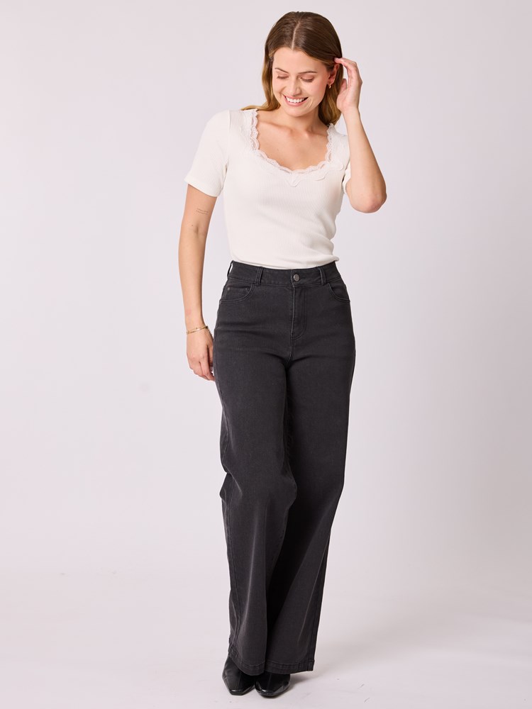 Poppy t-skjorte 7513264_O79-MELL-A25-Modell-Front_chn=vic_9870.jpg_Front||Front