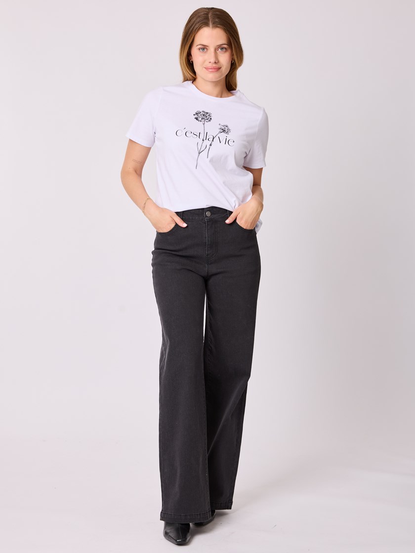 7513267 O68 7513267_O68-MELL-A25-Modell-Front_chn=vic_808_La Vie t-skjorte O68.jpg_Front||Front