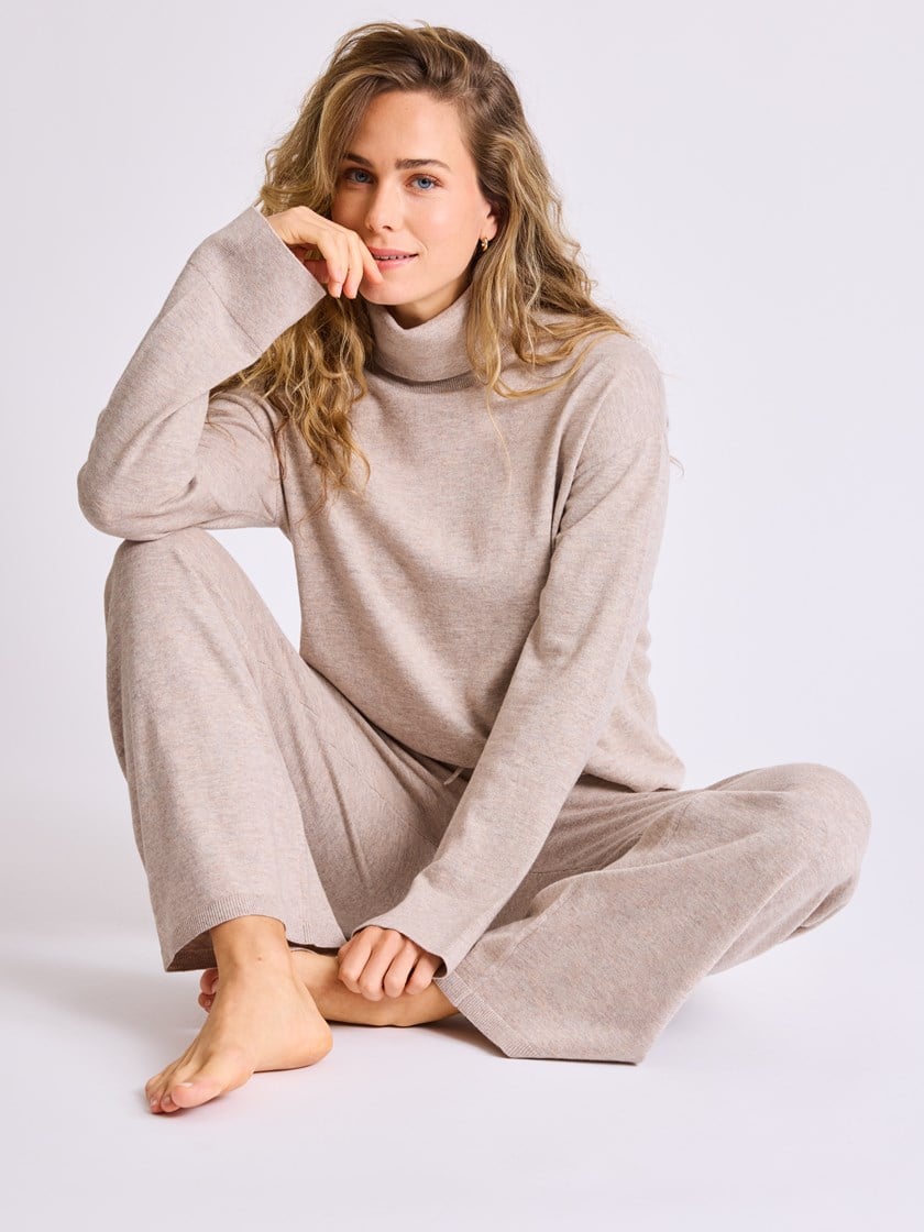 7513370 R51 7513370_R51-MELL-W25-Modell-Front_chn=vic_9041_Helle strikkebukse R51.jpg_Front||Front