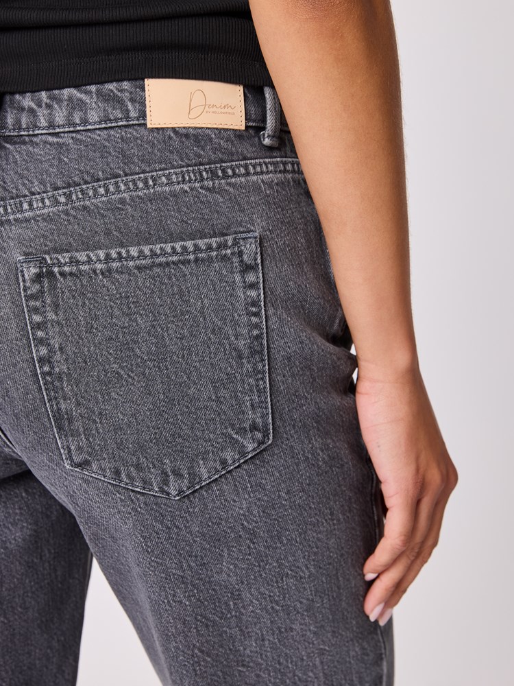 Spirea straight jeans 7513402_R52-MELL-A25-Modell-Front_chn=vic_6398.jpg_Front||Front
