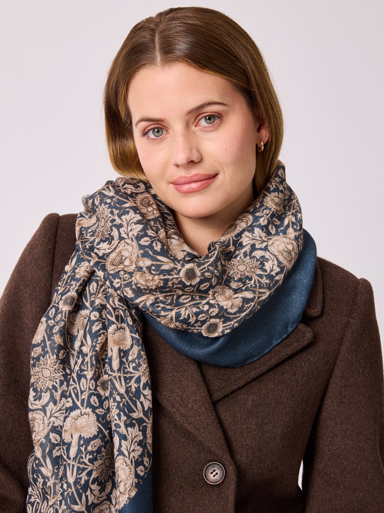 Elisa skjerf 7513465_EM6-MELL-A25-Modell-Front_chn=vic_8578.jpg_Front||Front