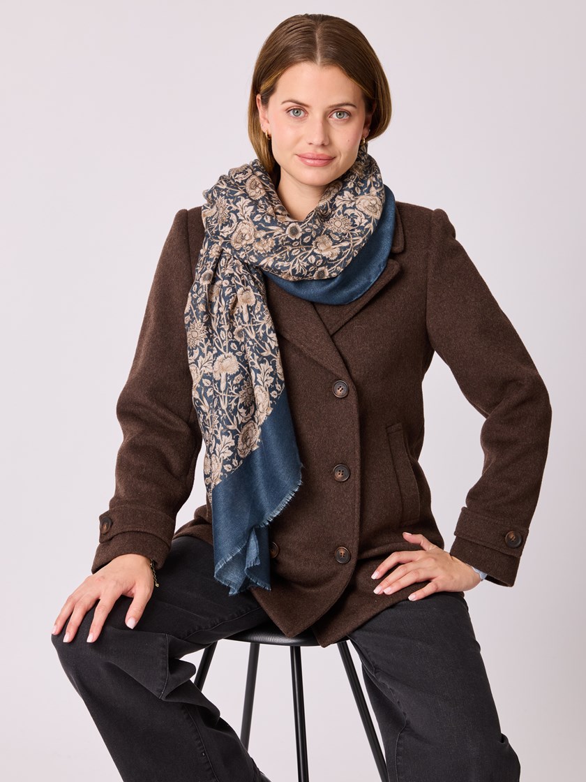 7513465 EM6 7513465_EM6-MELL-A25-Modell-Front_chn=vic_9113_Elisa skjerf EM6.jpg_Front||Front