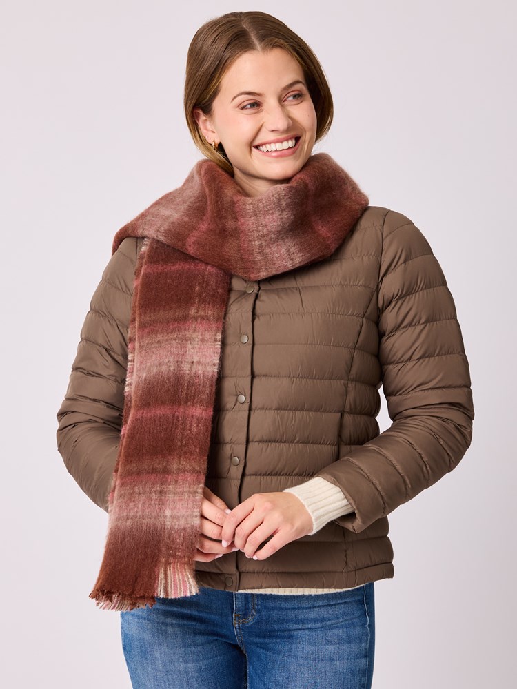 Jenni skjerf 7513467_AIJ-MELL-A25-Modell-Front_chn=vic_1333.jpg_Front||Front