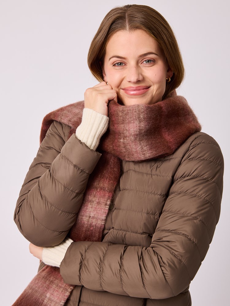 Jenni skjerf 7513467_AIJ-MELL-A25-Modell-Front_chn=vic_7438.jpg_Front||Front