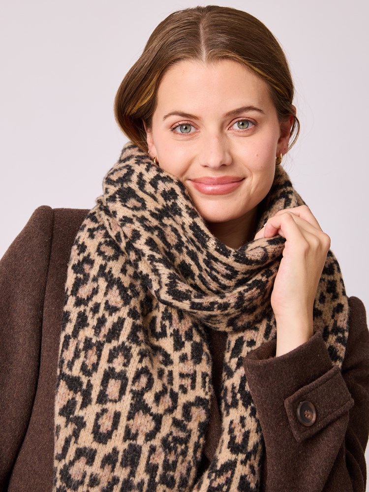 Leo skjerf 7513469_AIJ-MELL-A25-Modell-Front_chn=vic_7000_Leo skjerf AIJ.jpg_Front||Front