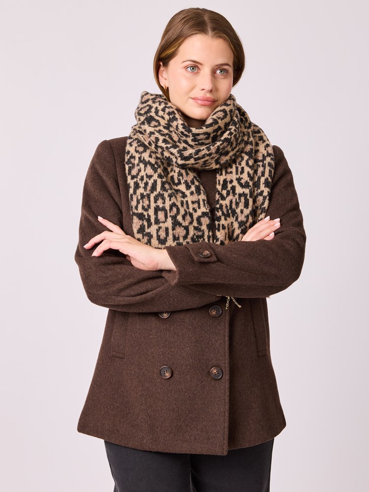 Leo skjerf 7513469_AIJ-MELL-A25-Modell-Front_chn=vic_9275_Leo skjerf AIJ.jpg_Front||Front