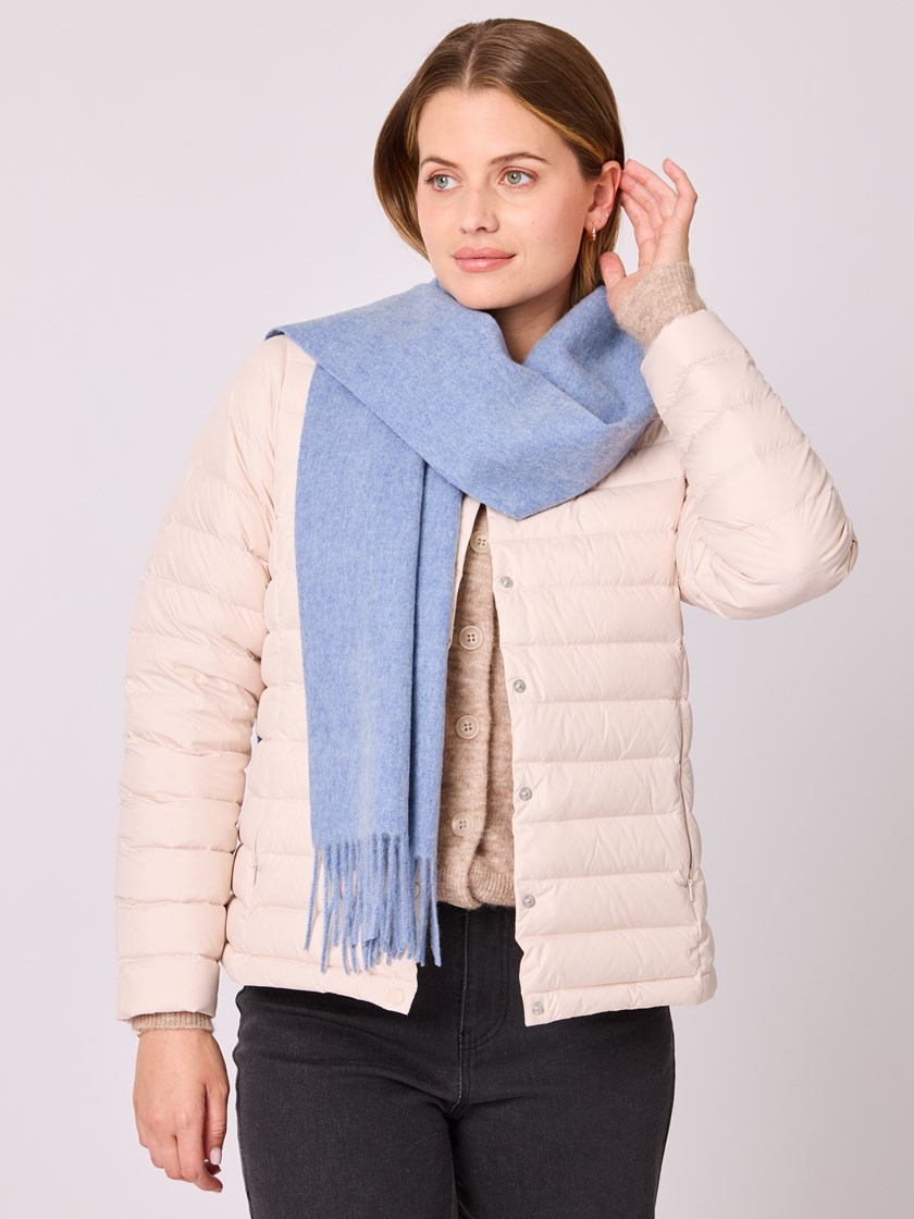 7513498 EDT 7513498_EDT-MELL-A25-Modell-Front_chn=vic_8441_Smoothie skjerf EDT.jpg_Front||Front