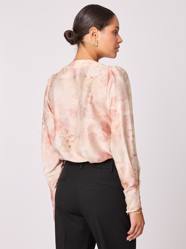 Ivy mønstret bluse 7513499_MGA-BLU-A25-Modell-Front_chn=vic_4693_Ivy mønstret bluse MGA.jpg_Front||Front