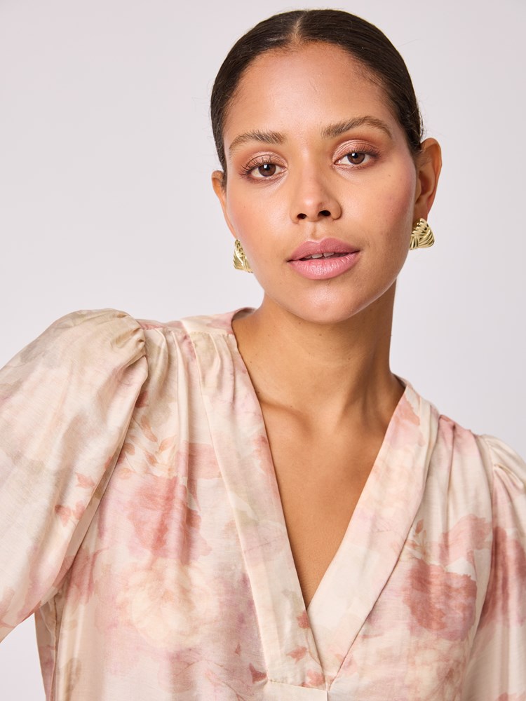 Ivy mønstret bluse 7513499_MGA-BLU-A25-Modell-Front_chn=vic_6867_Ivy mønstret bluse MGA.jpg_Front||Front