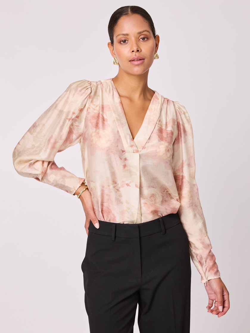 7513499 MGA 7513499_MGA-BLU-A25-Modell-Front_chn=vic_9297_Ivy mønstret bluse MGA.jpg_Front||Front
