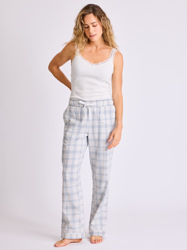 July pysjamasbukse 7513518_I3N-MELL-W25-Modell-Front_chn=vic_3692_July pysjamasbukse I3N.jpg_Front||Front