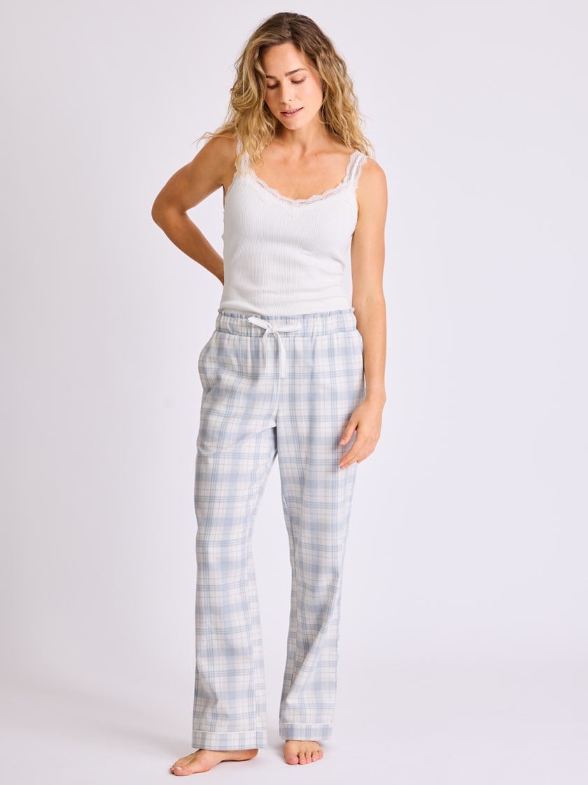 7513518 I3N 7513518_I3N-MELL-W25-Modell-Front_chn=vic_3692_July pysjamasbukse I3N.jpg_Front||Front