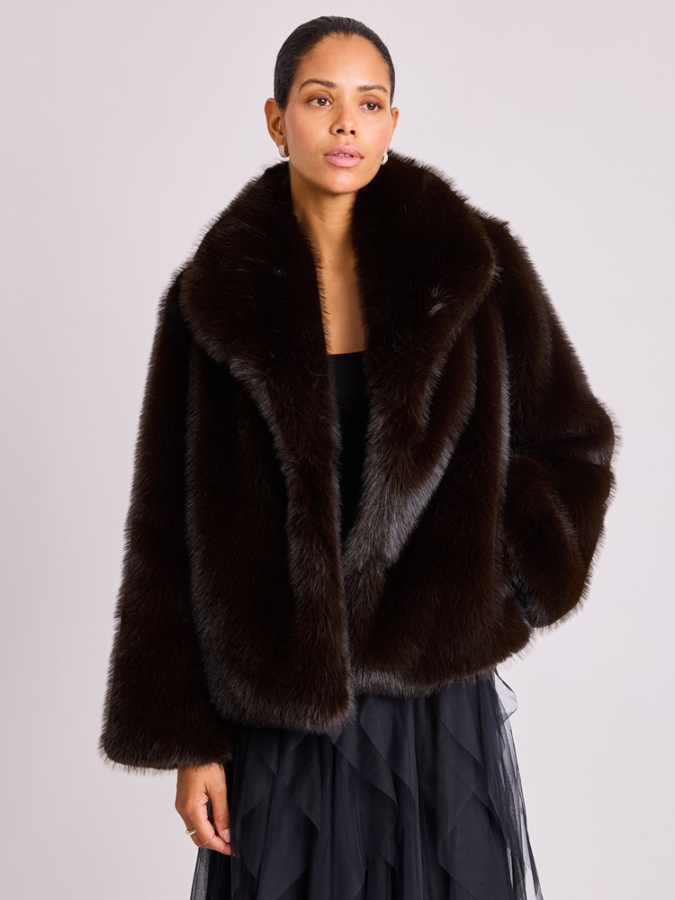 Petrina fuskepels 7513539_APL-BLU-W25-Modell-Front_chn=vic_9408.jpg_Front||Front