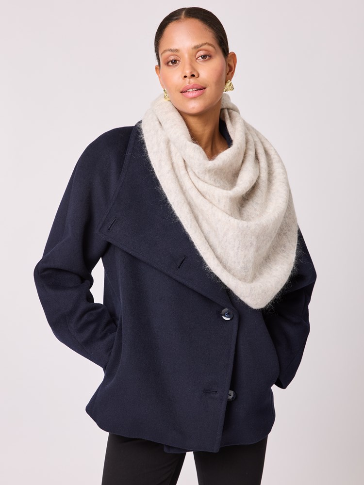 Angelina skjerf 7513546_AMA-BLU-A25-Modell-Front_chn=vic_4448_Angelina skjerf AMA.jpg_Front||Front