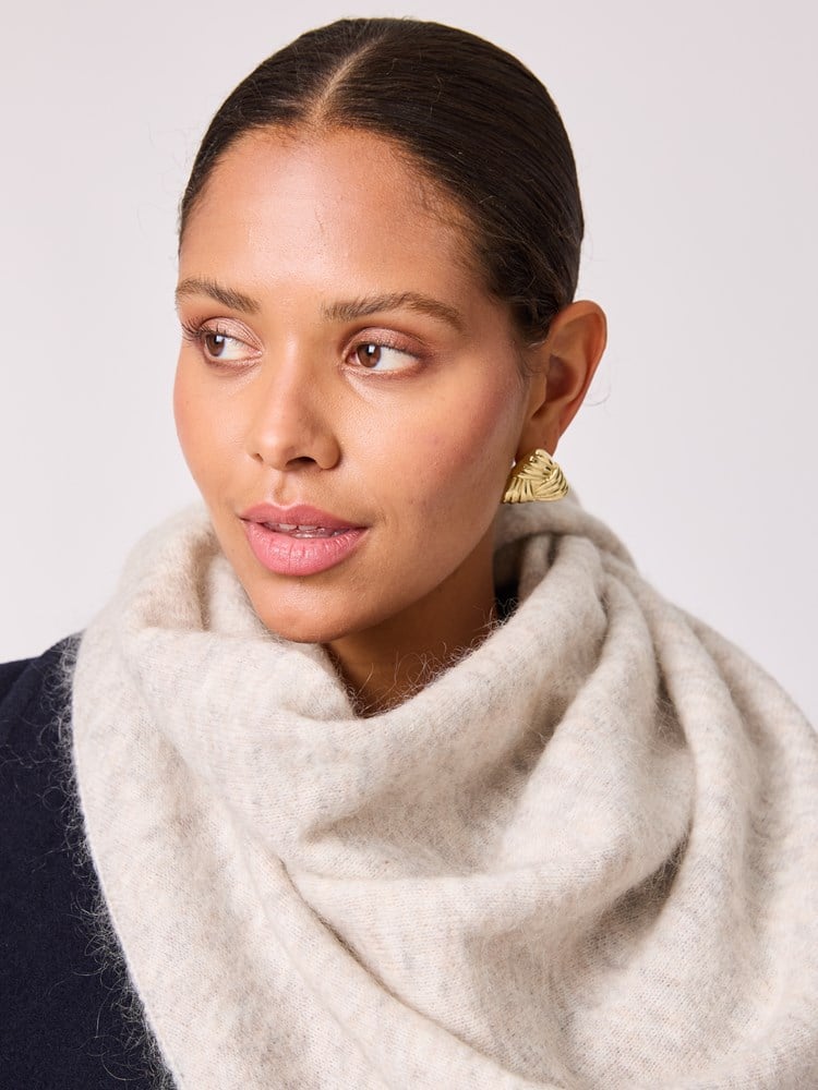 Angelina skjerf 7513546_AMA-BLU-A25-Modell-Front_chn=vic_4922_Angelina skjerf AMA.jpg_Front||Front