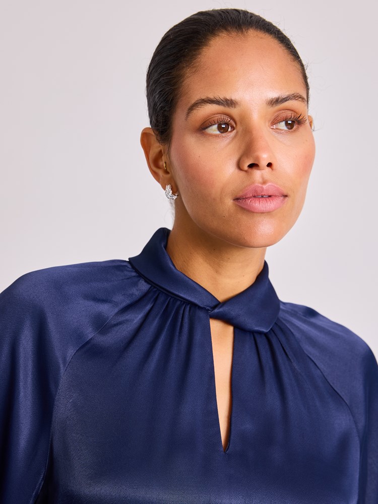 Gina bluse 7513559_EM6-BLU-W25-Modell-Front_chn=vic_1667_Gina bluse EM6.jpg_Front||Front