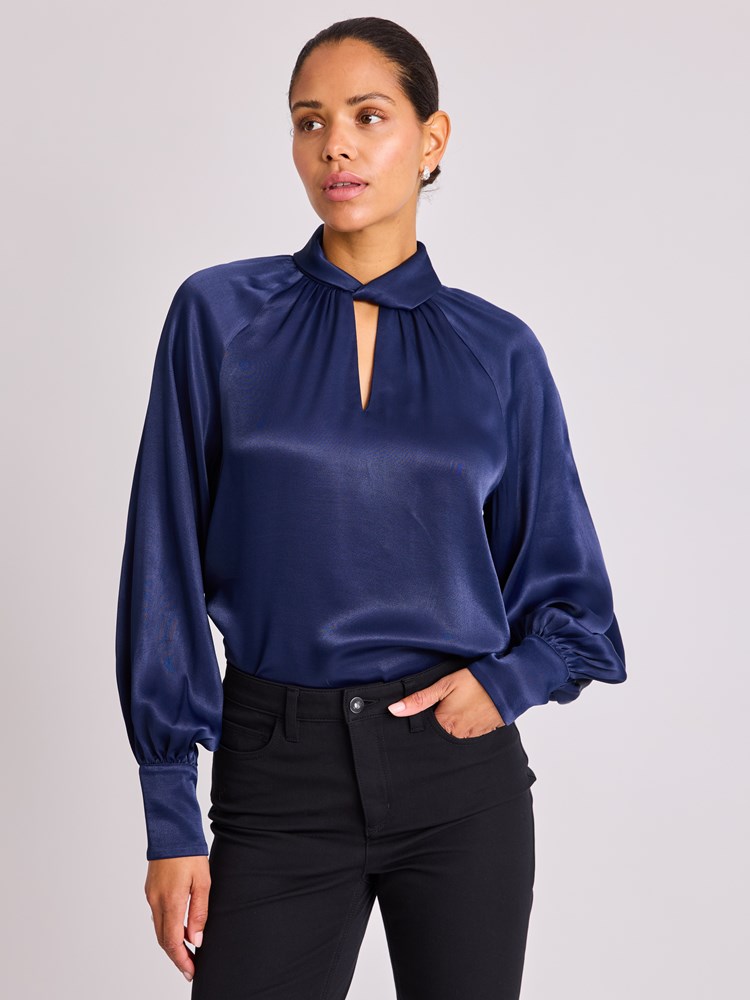 Gina bluse 7513559_EM6-BLU-W25-Modell-Front_chn=vic_4414_Gina bluse EM6.jpg_Front||Front