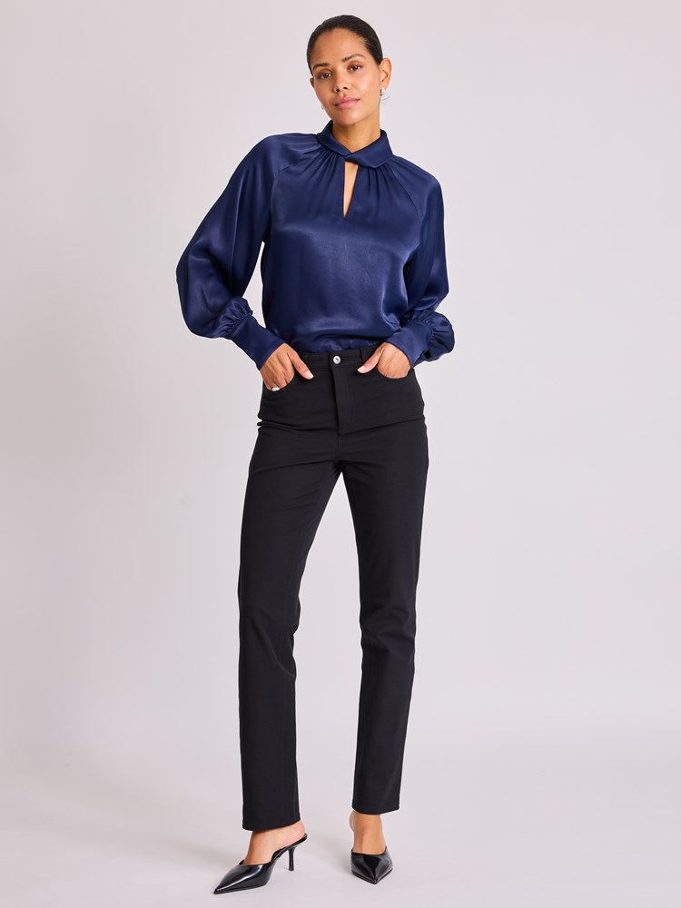 Gina bluse 7513559_EM6-BLU-W25-Modell-Front_chn=vic_4731_Gina bluse EM6.jpg_Front||Front