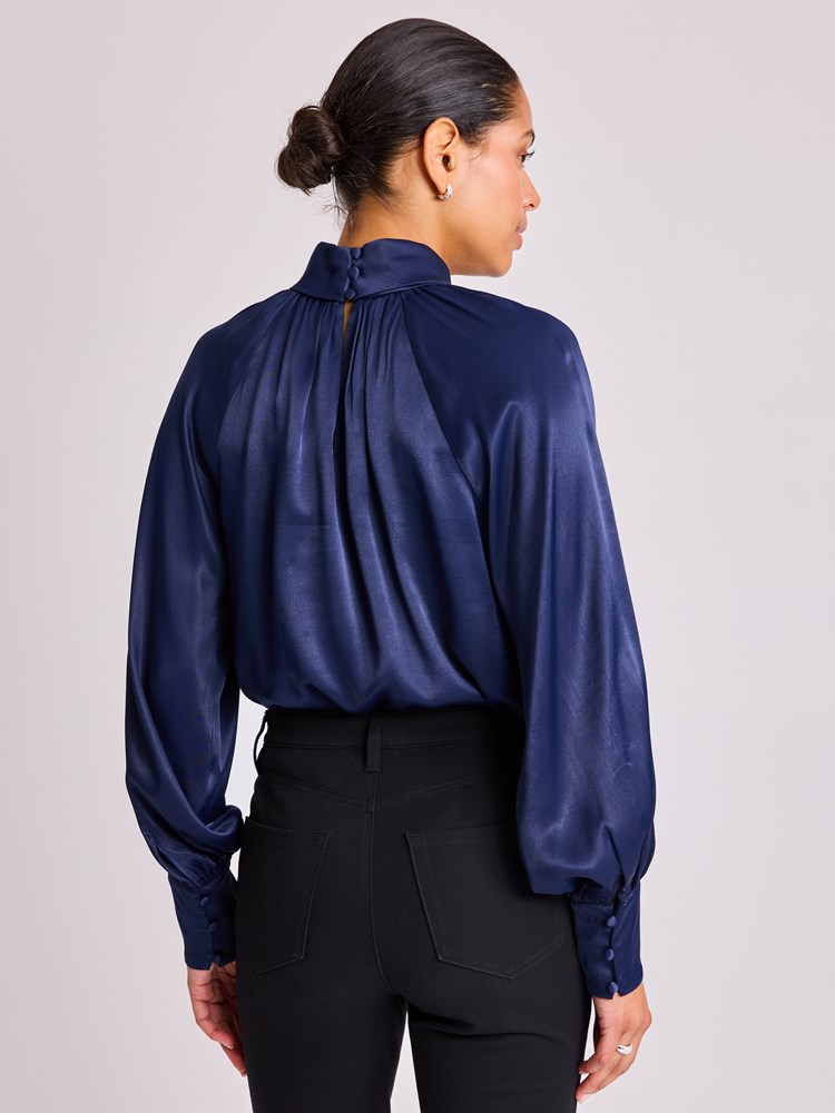 Gina bluse 7513559_EM6-BLU-W25-Modell-Front_chn=vic_7841_Gina bluse EM6.jpg_Front||Front