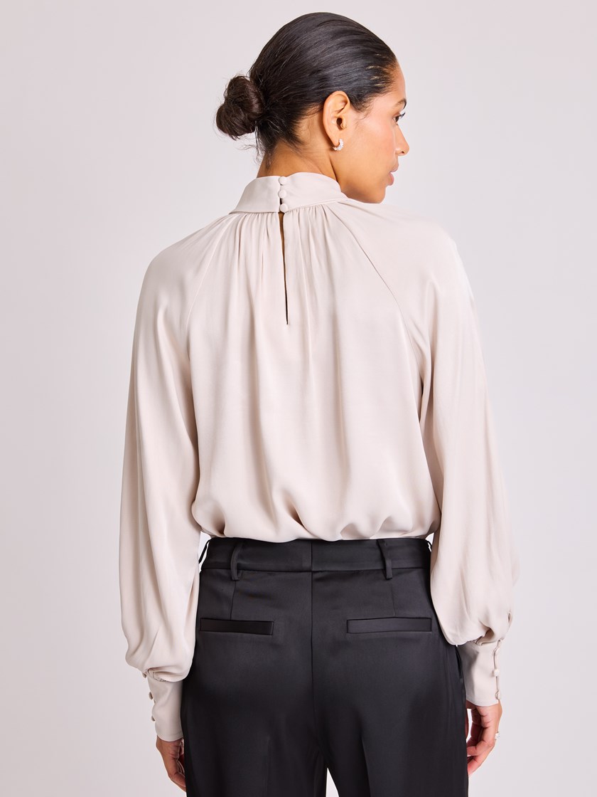 7513559 MGE 7513559_MGE-BLU-W25-Modell-Front_chn=vic_3233_Gina bluse MGE.jpg_Front||Front