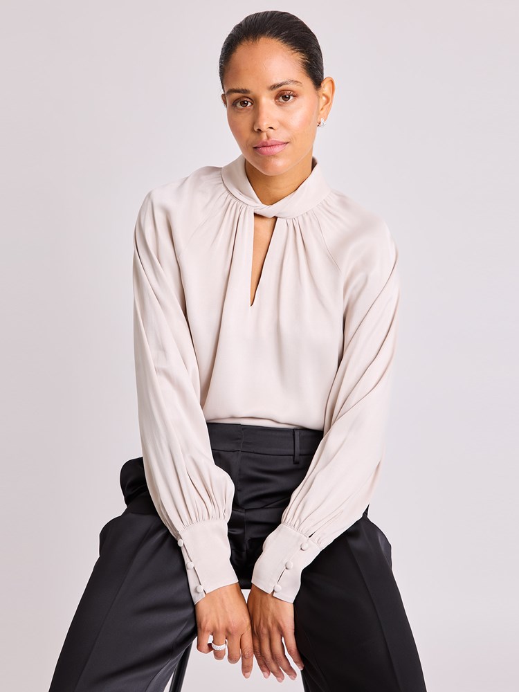 Gina bluse 7513559_MGE-BLU-W25-Modell-Front_chn=vic_5423_Gina bluse MGE.jpg_Front||Front