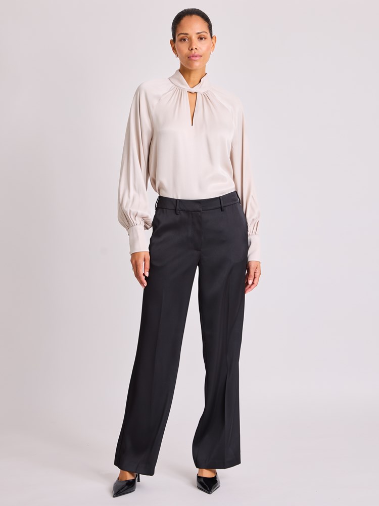 Gina bluse 7513559_MGE-BLU-W25-Modell-Front_chn=vic_5812_Gina bluse MGE.jpg_Front||Front