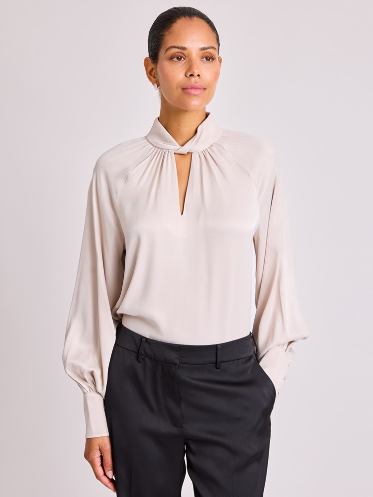 Gina bluse 7513559_MGE-BLU-W25-Modell-Front_chn=vic_6528_Gina bluse MGE.jpg_Front||Front