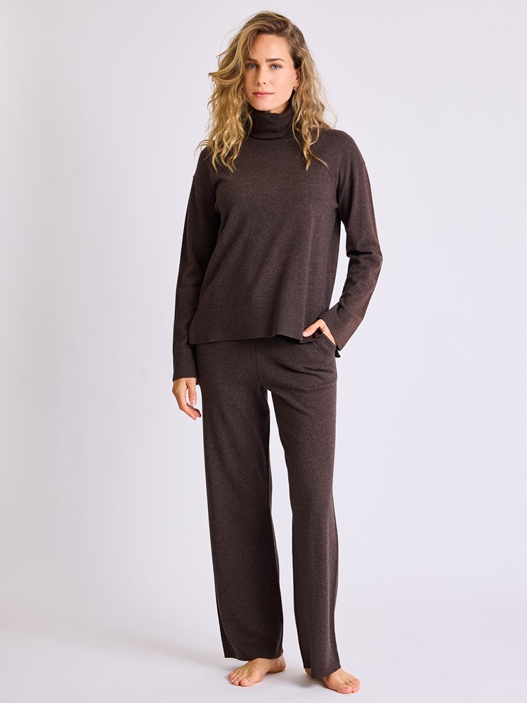 Helle høyhalset genser 7513570_AIF-MELL-W25-Modell-Front_chn=vic_1445.jpg_Front||Front