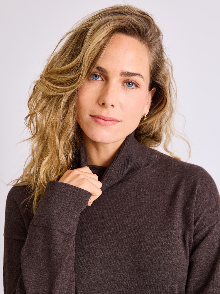 Helle høyhalset genser 7513570_AIF-MELL-W25-Modell-Front_chn=vic_8107.jpg_Front||Front