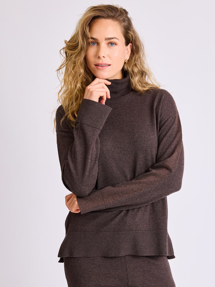 Helle høyhalset genser 7513570_AIF-MELL-W25-Modell-Front_chn=vic_9045.jpg_Front||Front