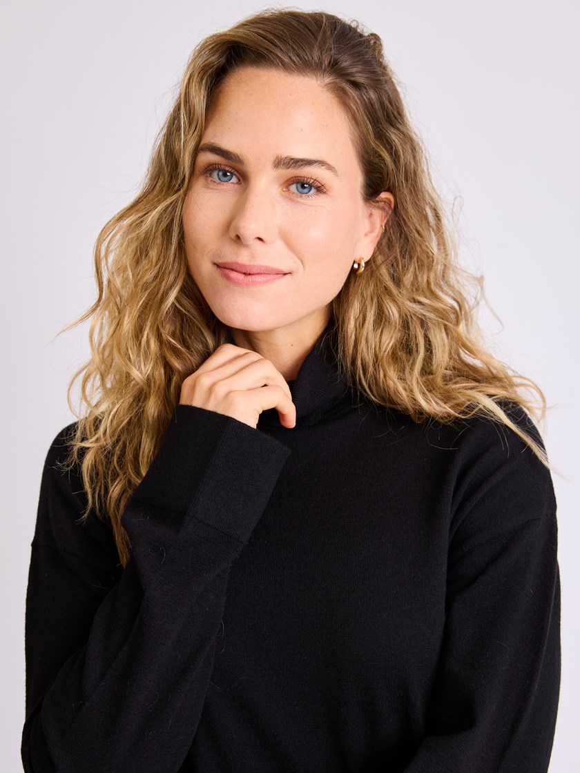 7513570 ID2 7513570_ID2-MELL-W25-Modell-Front_chn=vic_5034_Helle høyhalset genser ID2.jpg_Front||Front